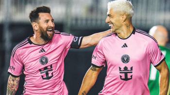 Lionel Messi (izq.) y Luis Suárez durante un partido del Inter Miami.