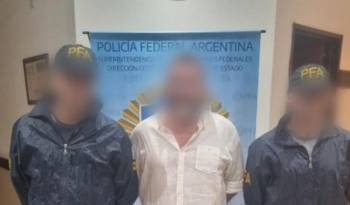 Fotografía digitalmente modificada y cedida por la Policía Federal Argentina que muestra a uno de los arrestados de quien se sospecha hace parte de una célula terrorista, en Buenos Aires (Argentina).