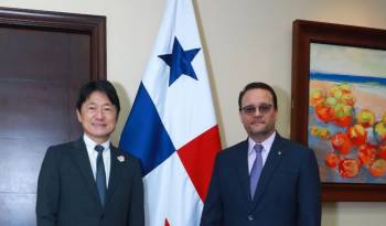 El ministro de Comercio e Industrias, Julio Moltó (d), y el embajador de Japón en Panamá, Hideo Fukushima (i).