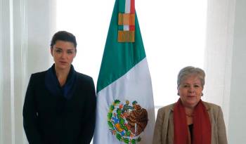 Fotografía que muestra a la presidenta del GAFI, Elisa de Anda Madrazo (i), junto a secretaria de Relaciones Exteriores, Alicia Bárcena.