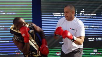 El presidente de IBA, Umar Kremlev (d), durante una clase magistral de boxeo el pasado