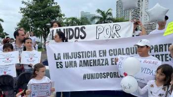 Padres protestan durante el mes de agosto 2024 a favor del doctor Iván Sierra Robles quien se enfrentaba a 60 meses de prisión por el caso muerte de neonatos.