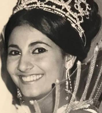 Blanquita Clement portando su corona de reina del Carnaval de 1968.