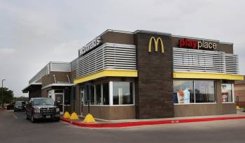 Clientes esperan fuera de la ventanilla de un restaurante McDonald's en Hutto, Texas, EE.UU., en una foto de archivo.
