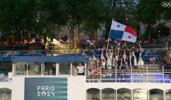 Delegación de Panamá durante su recorrido en el río Sena de París, Francia.