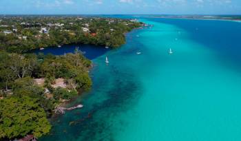 El gran dragón azul posee en sus entrañas y fuera de ellas siglos de historia. Bacalar fue fundado por los mayas hacia el año 415 d.C.