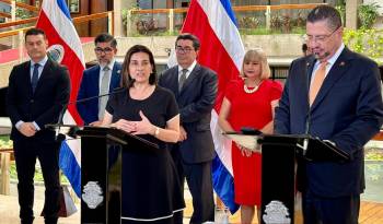 En la foto, Marta Esquivel junto con el presidente de Costa Rica, Rodrigo Chaves.