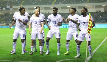 El equipo de la selección de Panamá celebrando uno de los goles frente a Costa Rica.