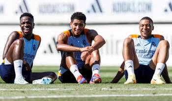 Los futbolistas Vinícius Jr. (i.), Jude Bellingham (c.) y Kylian Mbappé (d.) tras una sesión de entrenamiento.