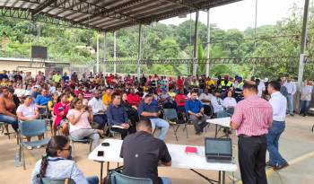Miembros de las comunidades de la provincia de Colón se reúnen para discutir su desarrollo y nuevas obras consideradas para su mejoría.