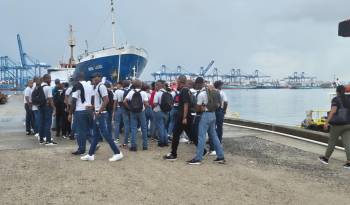 Estudiantes en su visita a TMS Colon Port.