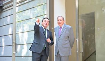 Fotograma que muestra al ministro español de Asuntos Exteriores, José Manuel Albares (Izq.), y al líder opositor venezolano Edmundo González Urrutia, en Madrid.