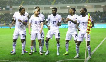 La Selección Nacional de Panamá celebrando el tanto de José Fajardo frente a Costa Rica.