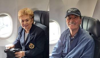 Mireya Moscoso y Vicente Fox en el avión en el que viajarán a Venezuela.