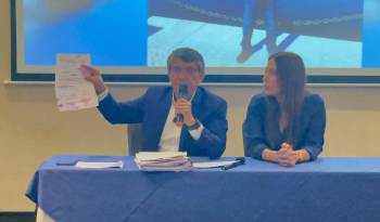 El abogado Jorge Santi Esteban (izq.) en conferencia de prensa junto a la hija de Juan Carlos Serrate.