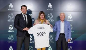 La primera dama de Panamá, Maricel Cohen de Mulino (c.) junto con el vicepresidente ejecutivo de la Fundación Real Madrid, Enrique Sánchez y el exfutbolista del club, Iker Casillas.