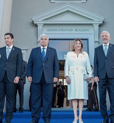 El presidente, José Raúl Mulino, vistió un saco con corbata azul mientras la primera dama lucía un vestido blanco con tacones a juego.