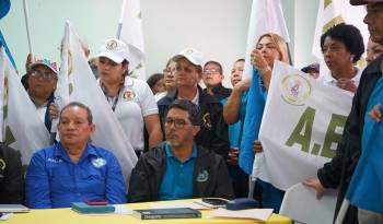 Los docentes piden mejoras en la CSS y rechazan el posible aumento en la edad de jubilación.