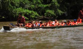 Migrantes irregulares cruzando por el Darién.