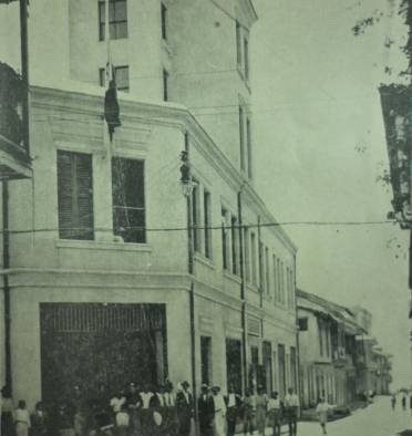 Foto histórica del edificio que albergó el primer cuartel de bomberos de la ciudad, en la calle C y calle 14, Santa Ana, ciudad de Panamá.