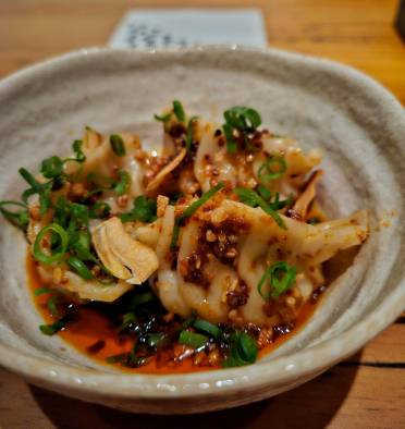 Gyozas de langostinos. Muy gorditas. El langostino parece estar en una sola pieza, buena consistencia.