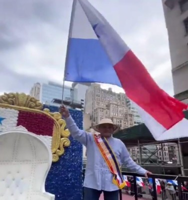 El cinco veces campeón mundial de boxeo Roberto Durán estuvo en el desfile representando a Panamá.