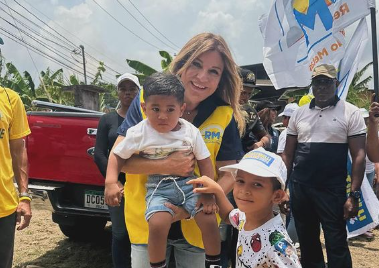 La primera dama de Panamá, Maricel Cohen de Mulino durante los recorridos previos al 5 de mayo.