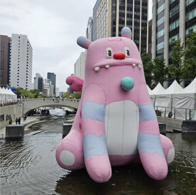 Haachi, el guardián de Seúl da la bienvenida a los visitantes del arroyo Cheonggyecheon