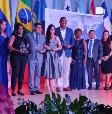 Marlene Testa; de La Estrella de Panamá, Jorge Luis Barría; de RPC Radio, Nicanor Alvarado; de TVN Noticias y Janelle Yatiz recibieron reconocimientos en la categoría Proyección Profesional.