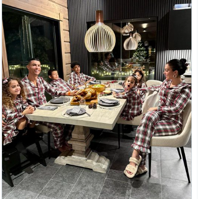 Cristiano Ronaldo y Georgina Rodríguez posan junto a sus hijos en la mesa navideña de Nochebuena.