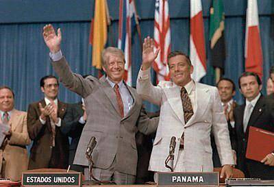 Torrijos junto a Jimmy Carter tras firma de los Tratados Torrijos-Carter.