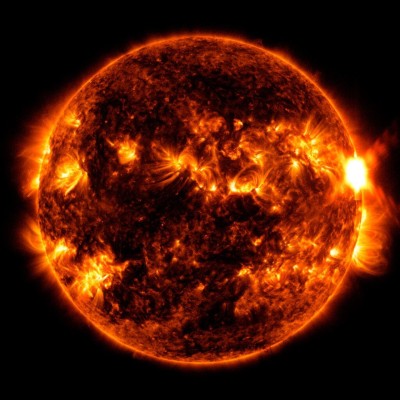 El Observatorio de Dinámica Solar de la NASA captó esta imagen de una erupción solar -como se ve en el destello brillante de la derecha- el 5 de agosto de 2023.