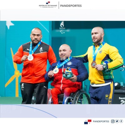 Rey Dimas (iz) ganador de medalla de plata en los Parapanamericanos en Chile.