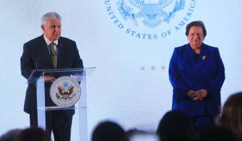 Mulino junto a Mari Carmen Aponte, embajadora de Estados Unidos en Panamá.