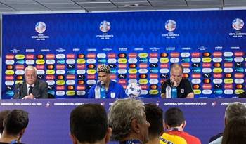 El jugador Ronald Araujo junto a Marcelo Bielsa durante la conferencia de prensa.