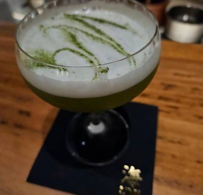 Con un matcha pisco sour preparamos el paladar para los platos calientes.