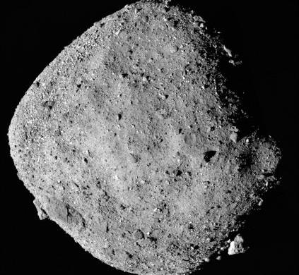 Fotografía cedida por la NASA de una imagen en mosaico del asteroide Bennu que se compone de 12 imágenes PolyCam recopiladas el 2 de diciembre por la nave espacial OSIRIS-REx.