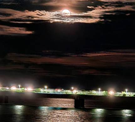 La luna del cazador acompañó a los asistentes al ritual.