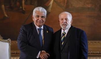 El presidente de Brasil Luiz Inácio Lula da Silva (d) y el presidente de Panamá José Raúl Mulino (i) se saludan durante una reunión este lunes 8 de julio de 2024, en Asunción.