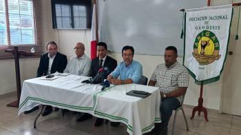 Miembros del Comité Técnico Comercial del Sector Productor Lácteo (Pro Lácteos de Panamá), durante la conferencia de prensa.