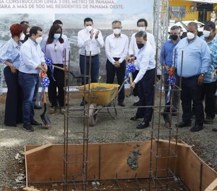 El presidente Laurentino Cortizo da la primera palada que marca el inicio de la construcción de la Línea 3 del Metro