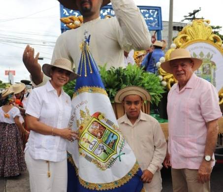 El desfile estuvo encabezado por el abanderado de este año, el niño Jesús Pérez, ganador del concurso televisivo “El Príncipe del Acordeón”.