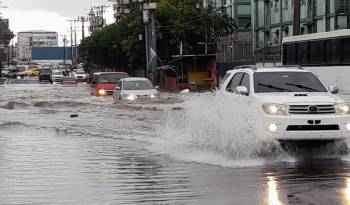 Inundación en la avenida Nacional a la altura de Cabo Verde.