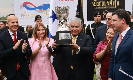 La primera dama acompaña a su esposo y presidente de la república, José Raúl Mulino, en la entrega de la copa a Eric Antonio Del Valle, propietario del ejemplar Eagle In Love.