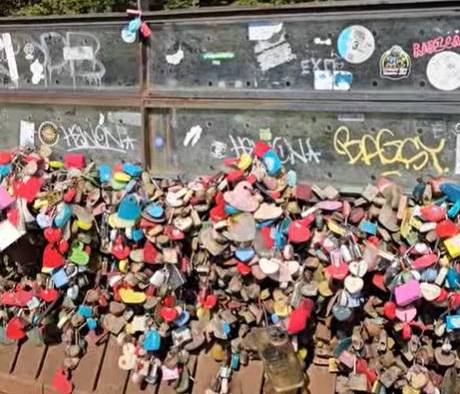 Candados con mensajes en la plataforma de la Torre N