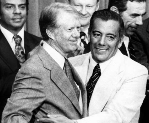 El presidente de Estados Unidos Jimmy Carter (Izq.) y el general Omar Torrijos, de Panamá, se abrazan tras firmar la ratificación de los tratados sobre el Canal.