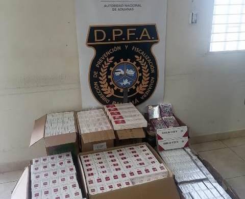 Cajas de cigarrillos de diferentes marcas de presunto contrabando decomisado por la Aduanas.