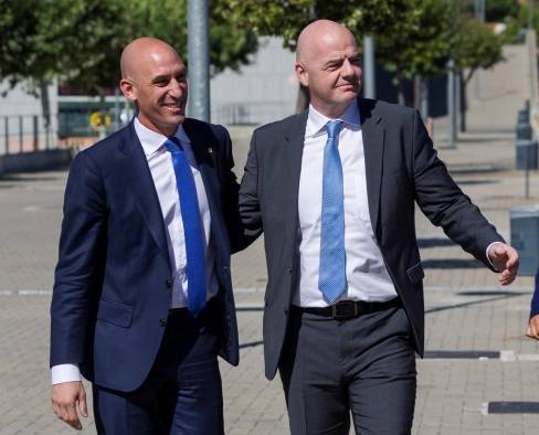 El presidente de la Real Federación Española de Fútbol(RFEF), Luis Rubiales ,iz., y el presidente de la FIFA,Gianni Infantino, en foto de archivo de Rodrigo Jimenez.