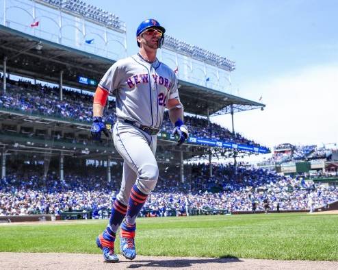 Fotografía der archivo en la que se registró a Pete Alonso, primera base de los Mets de Nueva York, luego de conectar un jonrón, en el estadio Wrigley Field, en Chicago