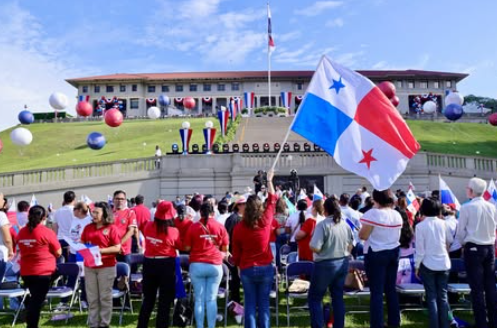 Panameños celebran los primeros 25 años del Canal de Panamá bajo administración nacional.